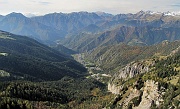 45 La vallata di Piazzatorre, sulla sinistra le immense pinete delle Torcole...